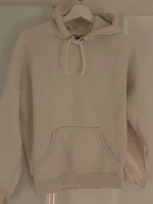 Vit-beige BikBok hoodie - Helt okej standard hoodie för vardagen! Det är en smått oversized modell i en beige lutande vit färg. Enda problemet skulle nog vara att den är lite missfärgad och fläckig som visas på bilderna. För mer info är det bara att höra av sig i DM.