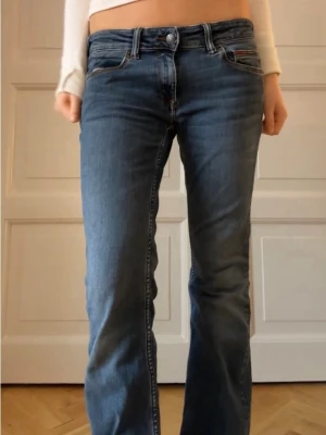 Tommy Hilfiger jeans  - Low rise boot cut jeans från Tommy Hilfiger i storleken W30 L32 . Använt ett flertal gånger men i bra skick! Säljer då de inte kommer till användning 💕Passar mig som är 168 cm. Midjemåttet är 38,5 cm och innerbenslängden drygt 75 cm💗