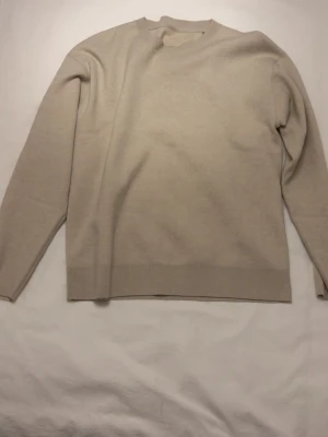 Beige stickad tröja från jj - Tunn stickad tröja från jj som aldrig används, använd 2-3 gånger är som ny strl L