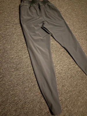 säljer ett par under armour byxor  - Säljer dom här fina under armour byxorna, verkligen jätte bra för att gymma i eller springa i, eller bara chilla, dom är sköna säljer dom eftersom dom är för små! Har även wind breaken till den, så hela kitet jätte snyggt kit 