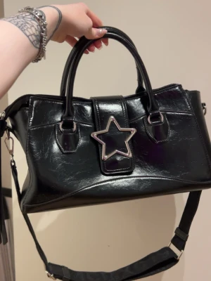 Svart handväska med stjärndetalj - Söt väska, lagom storlek<3