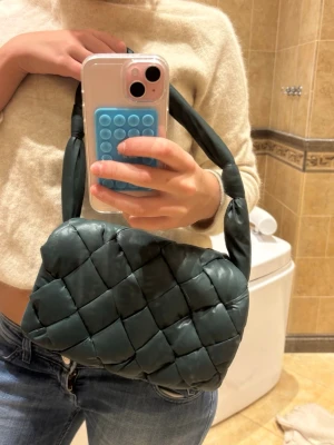 Grön väska - Säljer denna supersöta gröna väska ifrån Carin Wester. Använd endast ett fåtal gånger❤️