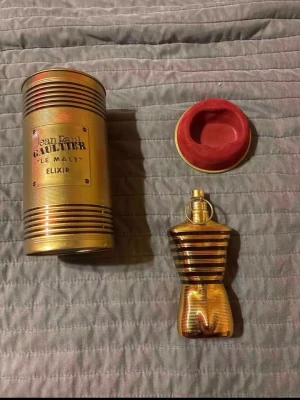 Le Male Elixir  - Snygg och unik parfym i guldigt utförande från Jean Paul Gaultier. Le Male Elixir sticker ut med sin ikoniska design och är perfekt för dig som vill ha något speciellt i samlingen. Originalförpackning medföljer.