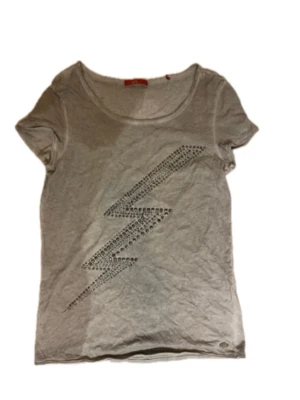 Offshoulder T-shirt  - En Offshoulder tröja med en blixt i rhonestones! Skit cool men kommer aldrig till användning!