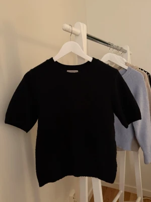 Svart stickad kortärmad tröja H&M - Svart stickad T-shirt ifrån H&M i storlek xs men passar även s😇😇