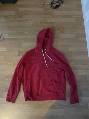 Bondelid Hoodie Röd - Snygg och unik hoodie från Bondelid, storlek XL men passar definitivt L.