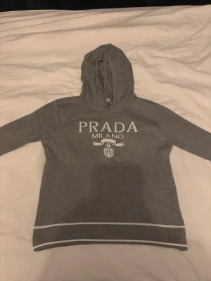Prada cashmere hoodie - Mycket bra skick, skön att ha på sig, varm och mjuk,passar S, inga defekter. Skriv vid funderingar.
