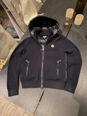 Moncler Cardigan  - Hej! säljer nu denna sällsynta och eftertraktade moncler cardiganen som ej går att få tag på o butik längre. Storlek M, i fint skick. Kontakta mig vid fler frågor. Mvh
