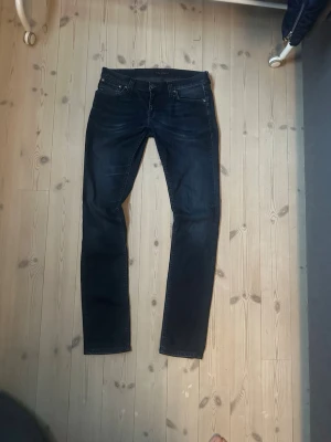 Mörkblå Nudie Jeans W31 L34 - Snygga mörkblå jeans från Nudie Jeans med inga tecken på användning, storlek 31/34 men riktig skön wash med ett riktigt fin pris. Priset kommer vara 599kr. Hör av dig vid några funderingar!🤗