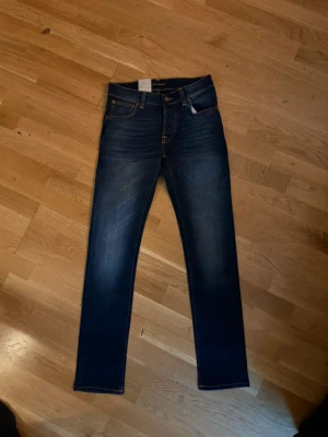 HELT NYA NUDIE JEANS - Snygga mörkblå  jeans från Nudie Jeans, köpt för 2500 kr men mitt pris 799 det är slim model med storlek 29/32 men sitter lite mindre!Hör av dig för mer frågor!🤗