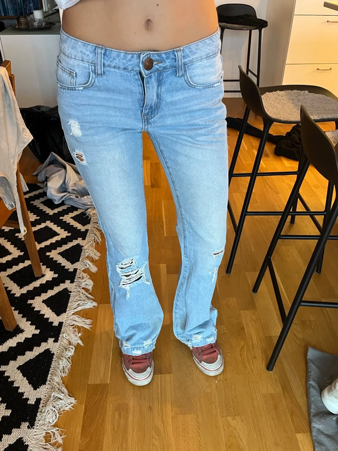 Ljusblå bootcut jeans med slitningar - 1