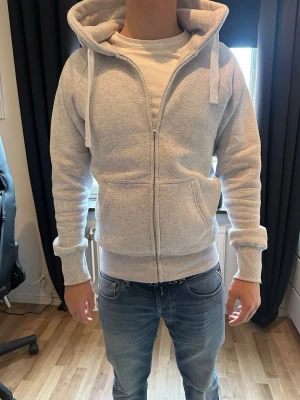 Russemertch hoodie - Säljer denna gråa Russemertch zip hoodie i storlek M, passar även folk som har s. Använd Max 5 gånger. Finns inga defekter på plaget. Skriv om ni undrar något!