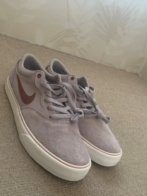 Nike skor - Aldrig använda i nyskick storlek: 44,5