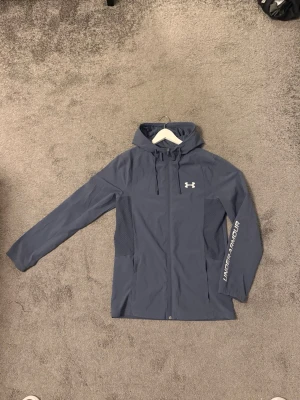 Under armour jacka - Under armour vindjacka i marinblå Där det står underarmour på väntstra ärmen, condition 10/10