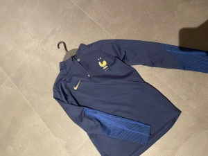 Blå Nike X Frankrikes landslag träningströja - Tjena!! Jag säljer nu denna riktigt feta träningströja i en riktigt fet blå färg. Den passar xs. Priset ör inte hugget i sten .