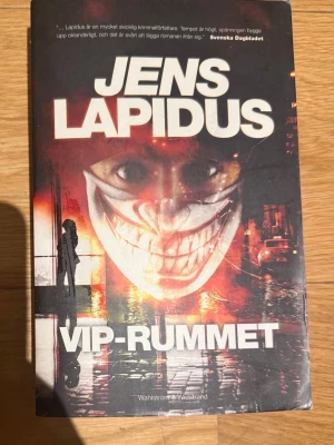 VIP-rummet Jens Lapidus  - Följ Teddy och Emelie, ett udda radarpar i en fartfylld kriminalroman där brott, skuld och hemligheter blandas. Första delen i en ny serie av Jens Lapidus, känd för Snabba cash. Perfekt för dig som gillar spänning, snabba vändningar och mörka mysterier.