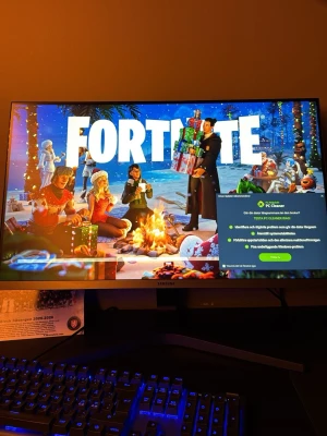 Samsung datorskärm - Samsung datorskärm i ny skick,  perfekt för gaming och arbete. Skärmen har tydlig och skarp bild, används till spel som Fortnite. Inga synliga repor eller skador på ramen eller foten. Passar utmärkt till stationär dator eller laptop.