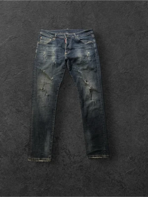 Dsquared 2 jeans storlek 50 - Tja! Nu säljer jag dessa otroligt feta Dsquared 2 jeans med riktigt feta slitningar. Slim fit. Om ni har några funderingar eller vill ha mått är det bara att slå en pling!