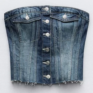 Jeans tubtopp med knappar från ZARA 🩷🩷 - jättesnygg jeanstubtopp från ZARA, 2024 kollektion. passar till som festtopp och allt möjligt 🩷 Orginalpris 229kr!! 
