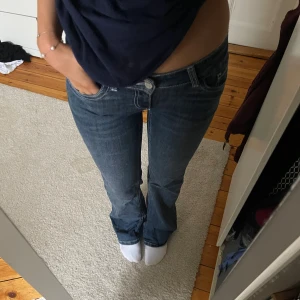 Blå bootcut jeans med låg midja - Snygga blå jeans med bootcut och låg midja. Jag är ca 165cm och de är lite långa på mig, innerbenslängd: 84cm.  