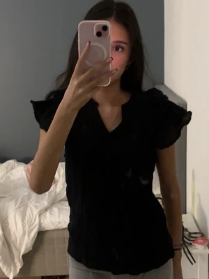 Volangtopp  - Säljer en topp med volanger från mbyM. Använd ca 2 gånger o är jättebra skick 