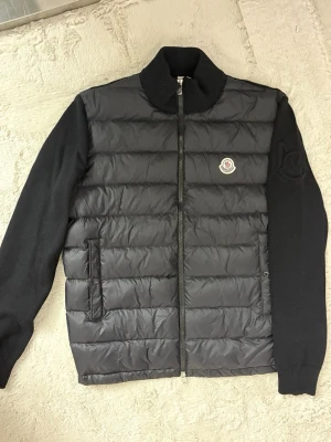 Moncler cardigan - Senaste versionen av moncler cardigan. Perfekt för kalla väder som vintern och våren. HELT NY MED PAKET 
