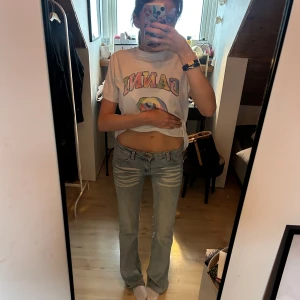 Ljusblå bootcut jeans med tiedie/ vita unika veck från Cheap Monday x Weekday - Säljer ett par ljusblå jeans från Cheap Monday x weekday collection med bootcut passform och låg midja. Jeansen har slitna detaljer framtill och klassisk femficksdesign. Materialet är jeans i bomull och de har en snygg, avslappnad vibe.