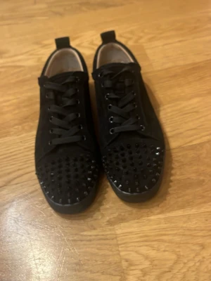 Loubs  - Nya loubs använda 1 gång dustbag ingår inget annat og. Storlek 43 funkar även 42 44 skulle jag säga passar dig som vill vara stilig 