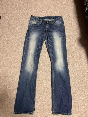 Blå bootcut jeans från Lee, 28/33 - Lee jeans, säljer dessa för att de är för små! Ända slitningarna är längst ned på båda benen (se bilden)!👖