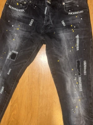 Dsquared icon jeans svarta - Oanvända jeans säljs för att dom inte passa mig