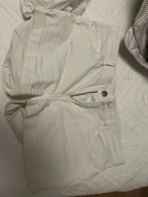Vita jeansshorts - Storlek 36