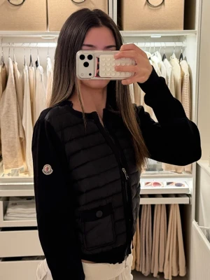 MoNcler cardigan dam - En moncler cardigan från turkiet i strl xs eller s? minns inte alls men sitter bra på mig som bär vanligtvist strl xs. Inga defekter föruttom att det finns lite fluff som kommer ut från olika ställen i jackan men det är inte så tydligt. 
