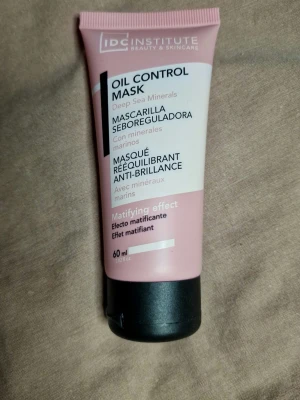 Idc Institute – Oljekontrollmask - Peel-off-mask - Ny Oöppnad! - ° NY OPPPNAD! IDC INSTITUTE – Oljekontrollmask:  IDC Institute Oil Control Mask Typ: Peel-off-mask Volym: 60 ml  ° Peel-off-mask med alger, sammandragande och mattgörande, för fet och oren hud.  Peel-off-tekniken, som när den applicerats rivs av som ett plåster, möjliggör perfekt borttagning av pormaskar från ansiktet och lämnar huden ren och redo för efterföljande behandlingar.  IDC Institute Oil Control Mask är en kvalitetsprodukt framtagen för dig som vill förbättra hudens hälsa.