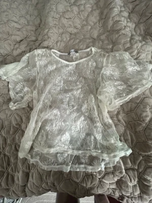 Kortärmade t shirt  - Säljer den för att jag rensar min garderob och är perfekt för sommar och festar den säljs för 50-100kr eller mindre än 50kr priset kan diskuteras självklart!💞