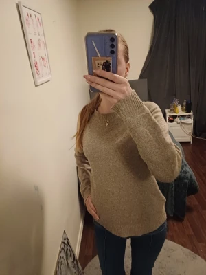 Beige stickad tröja med rund hals - Säljer Mysig beige stickad tröja med rund halsringning.den är lite ljusare I verkligheten. Perfekt för lager på lager. Passar perfekt ny när det är kalt ❤️