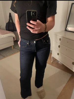 Blå jeans, S (short)  - Super snygga mörkblå jeans från lager 157 i storlek S modell icon! Knappt använda och i mycket bra skick, säljer då det börjar bli för små för mig (är 172 cm lång ca). Hör gärna av dig vid frågor och köp med Instabox för snabbast leverans! 💞😊
