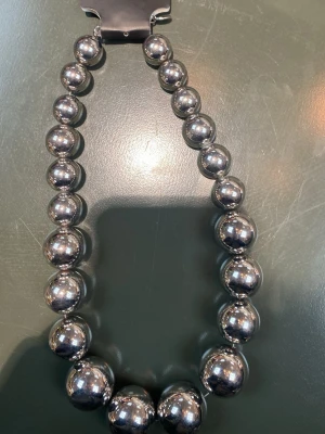 Örhängen  - Hej jag säljer ett par helt nya örhängen och ett nytt halsband. Köp gärna!