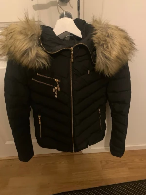 Hollies jacka - Säljer min Hollies jacka i modellen chatel. Storlek 34. Leopard mönster inuti. Använd endast en vinter så jätte fint skick. Svart pälskrage ingår. Köpt för 3298kr. Vill bli av med den snabbt därav det låga priset!