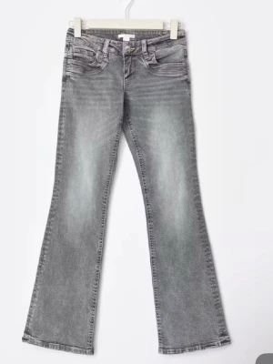 Grå bootcut jeans från gina - Från gina tricots 14+ avdelning och i mycket bra skick!☺️x-tra low waist