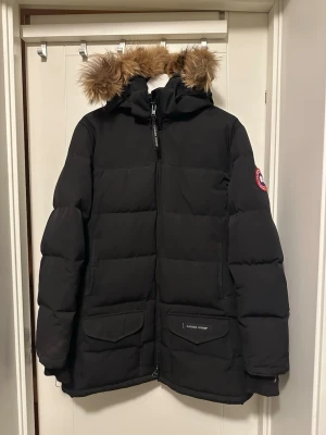 Canada Goose - Svart Canada Goose-jacka i gott skick. Varm och stilren vinterjacka med klassisk passform.