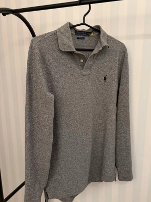 Långärmad ralph lauren piké - Ralph lauren piké - storlek S (passar xs) - skick 8/10 - fler frågor? Kontakta mig
