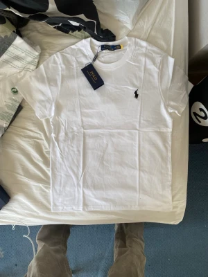 Vit Ralph Lauren T-shirt  - Vit Polo Ralph Lauren T-Shirt Helt ny med prislapp, skickas i originalpåse Strl M