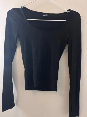 Svart långärmad topp Gina Tricot XXS - En svart långärmad topp från Gina Tricot i storlek XXS❤️