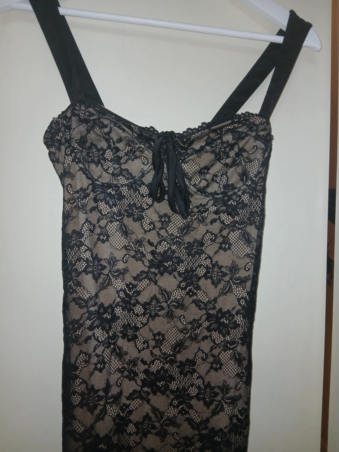 Lång svart spetsklänning med blommönster - 1