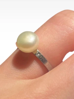 Edblad silverring pärla - Edblad ring i rostfritt stål med äkta pärla, ringen är 17 mm i diameter. Använd men bra skick. Har små repor i metallen som det blir över tid på rostfritt stål. Några små repor på pärlan. Dock inget som är tydligt vid användning. 