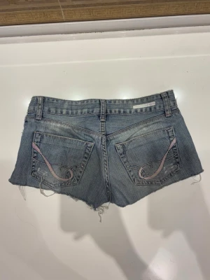 Blå denimshorts med rosa sömmar - Säljer dessa supersöta shorts som tyvärr blivit för små för mig. Köptes second hand❤️Skriv till mig för fler bilder!