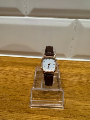 Quartz klocka  - 📦 Skickas alltid inom 24h 💬 Snabb och trygg kommunikation En liten detalj som lyfter hela din stil ✨ 