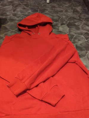 röd hoodie från only - snygg hoodie, använd några få gånger