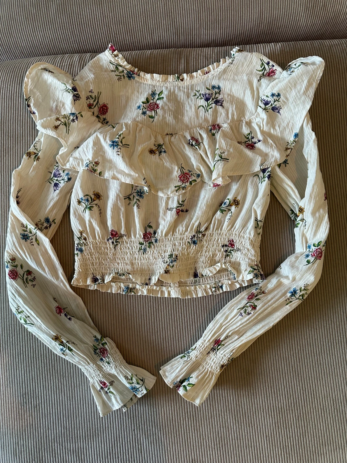 Blommig vit blus med volang - 1