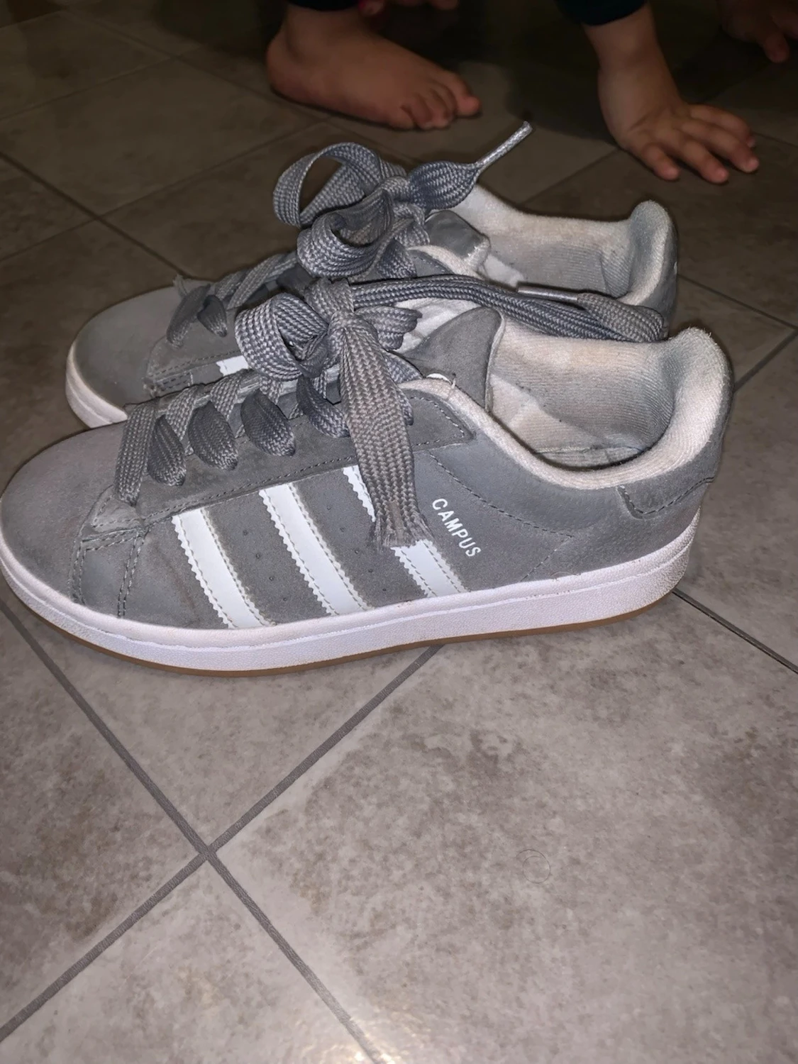 Grås Adidas Campus sneakers mocka - 1